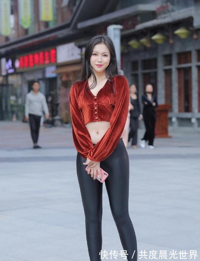 高跟鞋|美女穿深褐色的丝绒上衣配皮裤,露出美丽腰线,散发出魅力