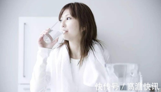 蜂蜜水|早晨空腹喝水很养生专家早晨喝水不注意这三点,还不如别喝