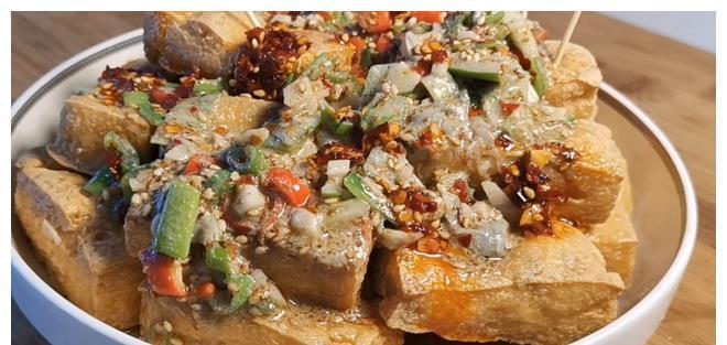 豆腐|豆腐里加4块臭豆腐，不炒也不炖，连吃一个月也吃不腻，太好吃了