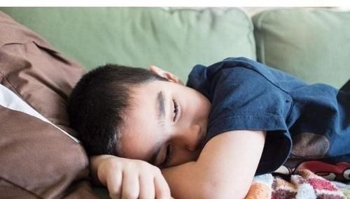 积食|这3种行为或正“偷走”孩子身高,医生:父母无知耽误孩子!