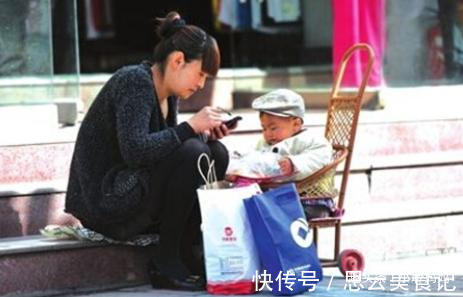 公交车|宝宝在公交车哭闹爸爸置之不理,乘客一句“抱怨”,挽救一个家庭