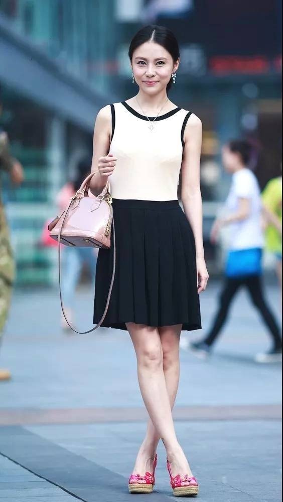 街拍|身材高挑的美女,白色上衣搭配黑色裙,看起来特别有气质
