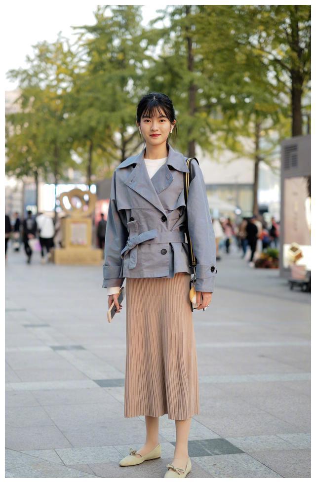 上档次|今年“短上衣+半身裙”的穿法火了! 时髦显高上档次, 美得很高级