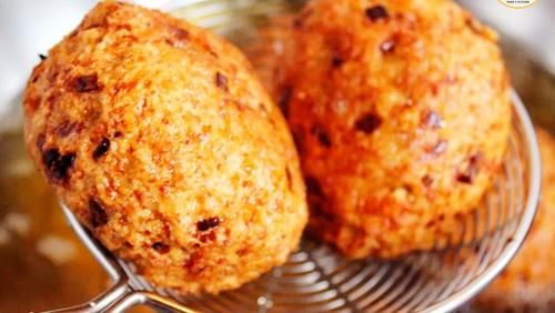 四喜丸子，原来加“馒头碎”是关键！如此做肉馅不松散，咸鲜酥嫩