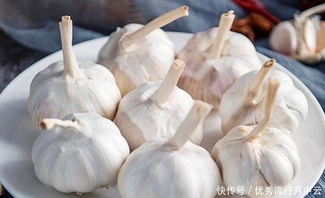 买大蒜,紫色还是白色蒜农不要买炒蒜,膨胀剂太多了