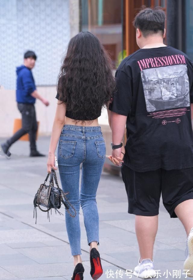 女人味 黑色露脐小衫配紧身牛仔裤,秀出最美小蛮腰,清新舒适又时尚