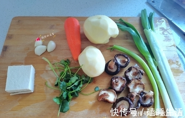 鸡汤|一家三口人的午餐，一盘饭一盘汤，全家人都吃香了