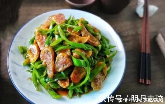 在家里请客，媳妇做一桌菜，色香味俱全，客人吃得很满足