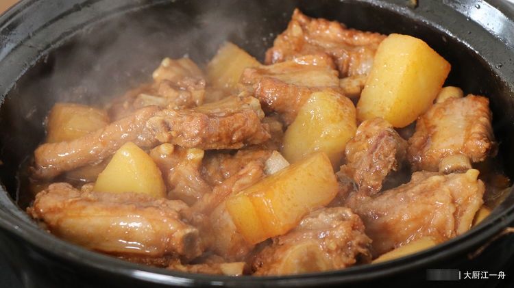 炖排骨,切忌不要直接焯水,否则又柴又腥不好吃,正确做法是这样