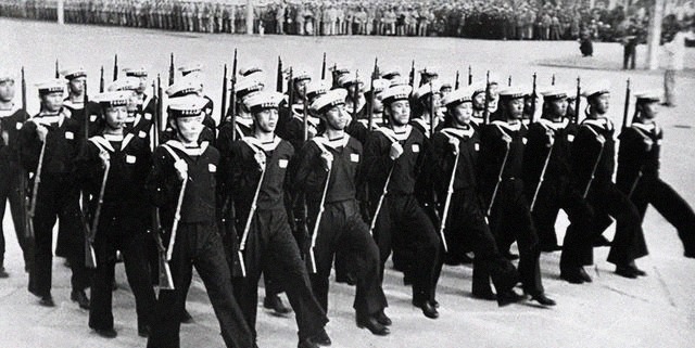 海军司令|主席到萧劲光家里做客,笑着说:让你老伴给我炒几个菜