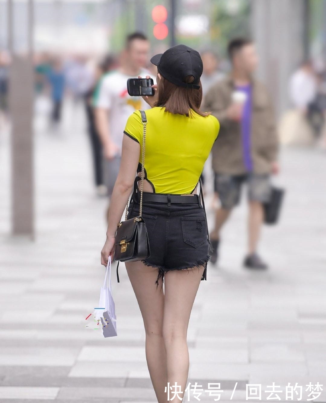 忍不住|美女你这一路拍什么呢?闺蜜都忍不住笑你了