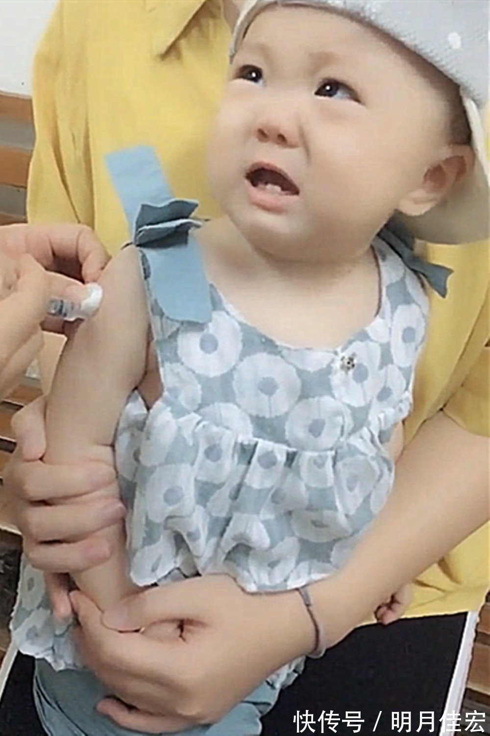 可爱|“确认过眼神,记住打针的人!”扎针的瞬间,宝宝反应太可爱了