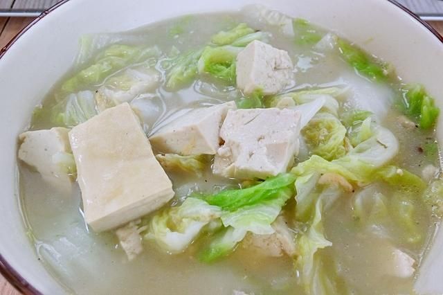 白菜炖豆腐，不要直接下锅炖！学会一招，汤汁香浓，嫩滑好吃