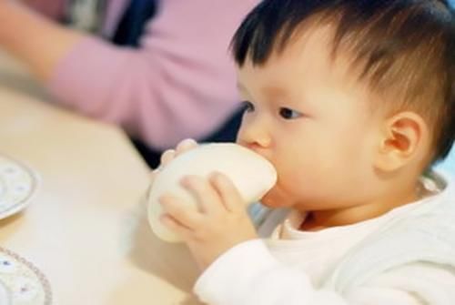 排泄物|有种辅食叫“大人饭”，吃太早会养出胖墩宝宝，过度喂养不得不防