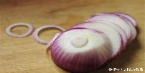 塞进|洋葱塞进耳朵有何妙用？90％的人都不知它的作用，学会终身受益