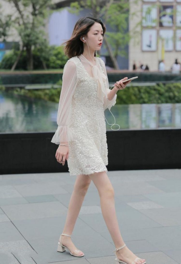 街拍|街拍美女:小姐姐一袭甜美“樱花装”搭配红色鳄鱼包,养眼的时尚
