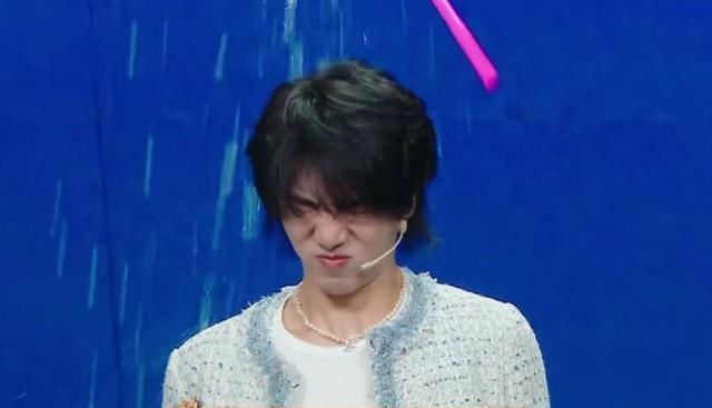 华晨宇拉宋亚轩水桶被骂,镜头切远景观众原谅,全网欠他一个道歉