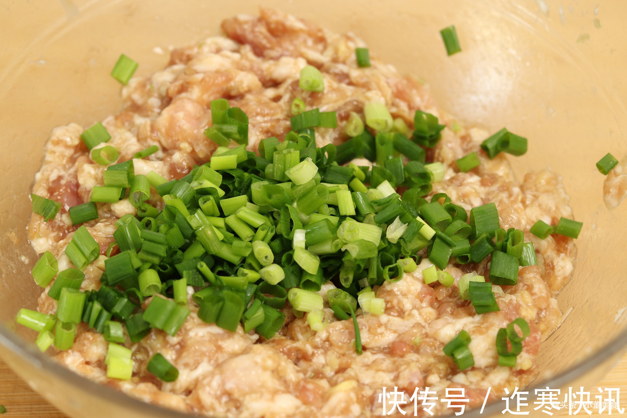 技巧|不管包饺子还是馄饨,牢记拌肉馅3个技巧,又香又嫩,好吃不腻