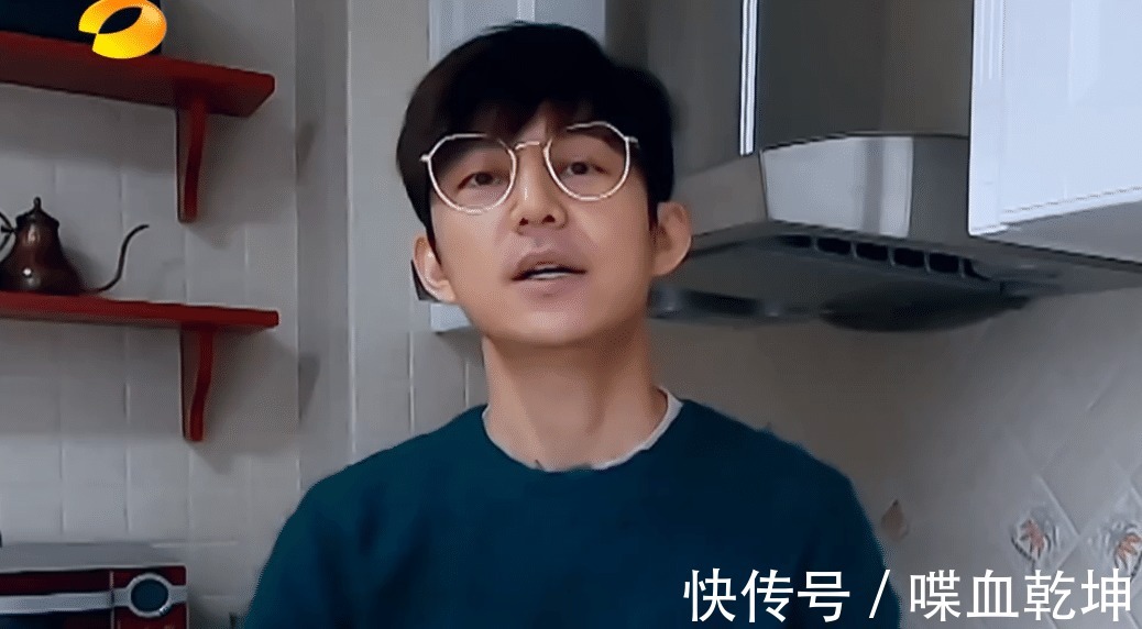 蛋糕|何炅放假在家做蛋糕，却意外带火蛋糕旁边的杯子，带货能力没谁了