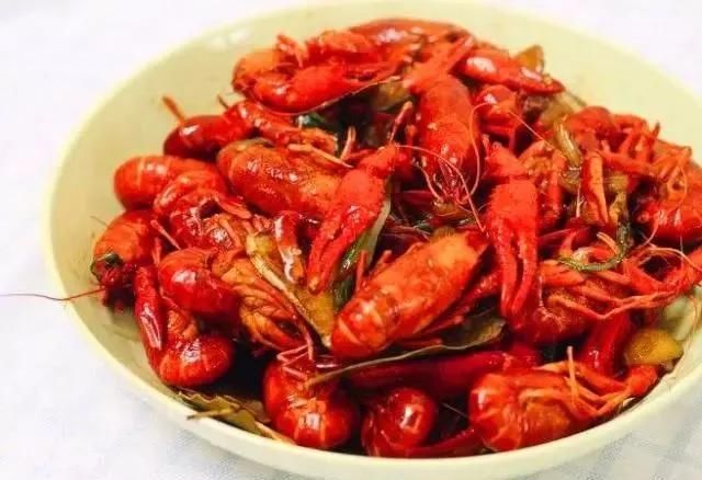  松散|做小龙虾时，直接煸炒可不对，先做这一步，肉质鲜嫩不松散