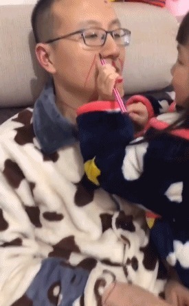 幸福指数|有女儿的爸爸有多“怂”?还没掉眼泪,立马就范了,满满都是幸福