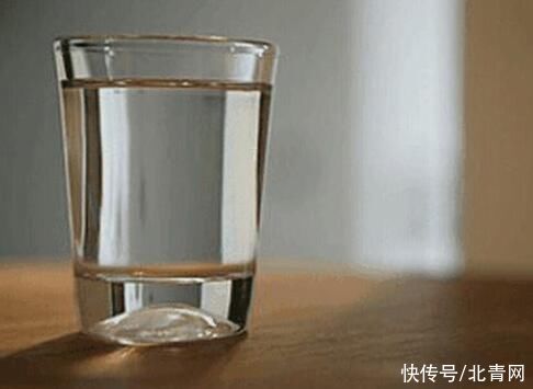 早上起床后喝水有讲究,空腹时最好喝温热的白开水