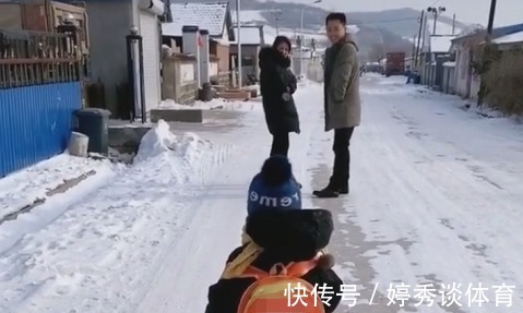 病猫|“卿卿我我夫妇”佛系带娃火了,娃小腰一掐:谁还没有点脾气?