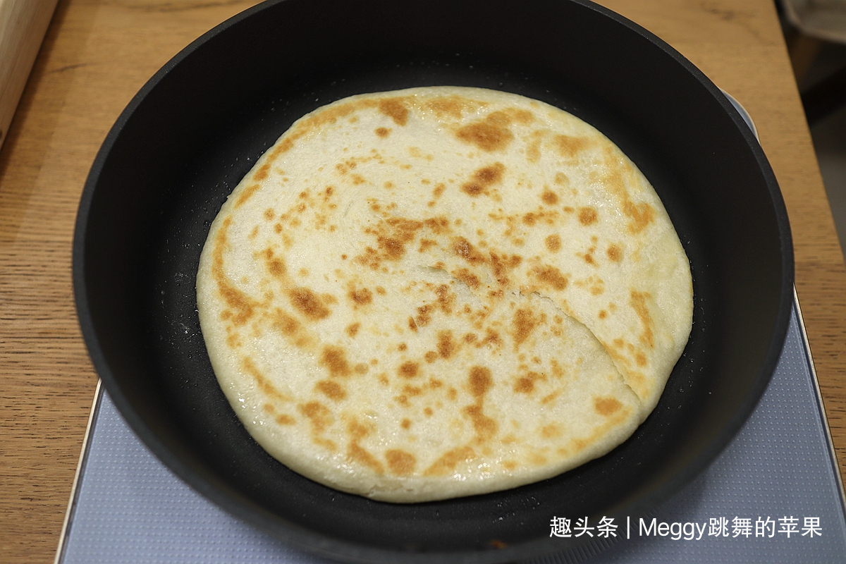 中筋面粉|3种口味的家常饼,外皮酥香柔软多层,切一刀卷一卷就这么简单