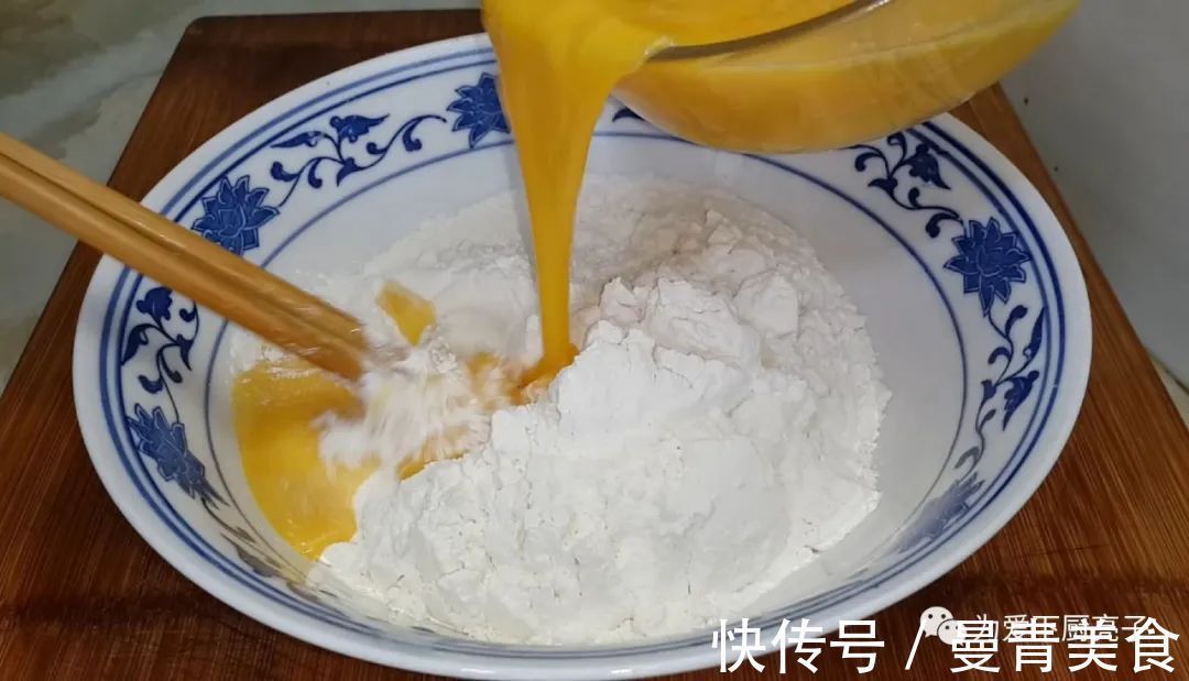 红豆面包|家常红豆面包做法，两勺卷一卷，松软香甜又解馋，学会都能开店了