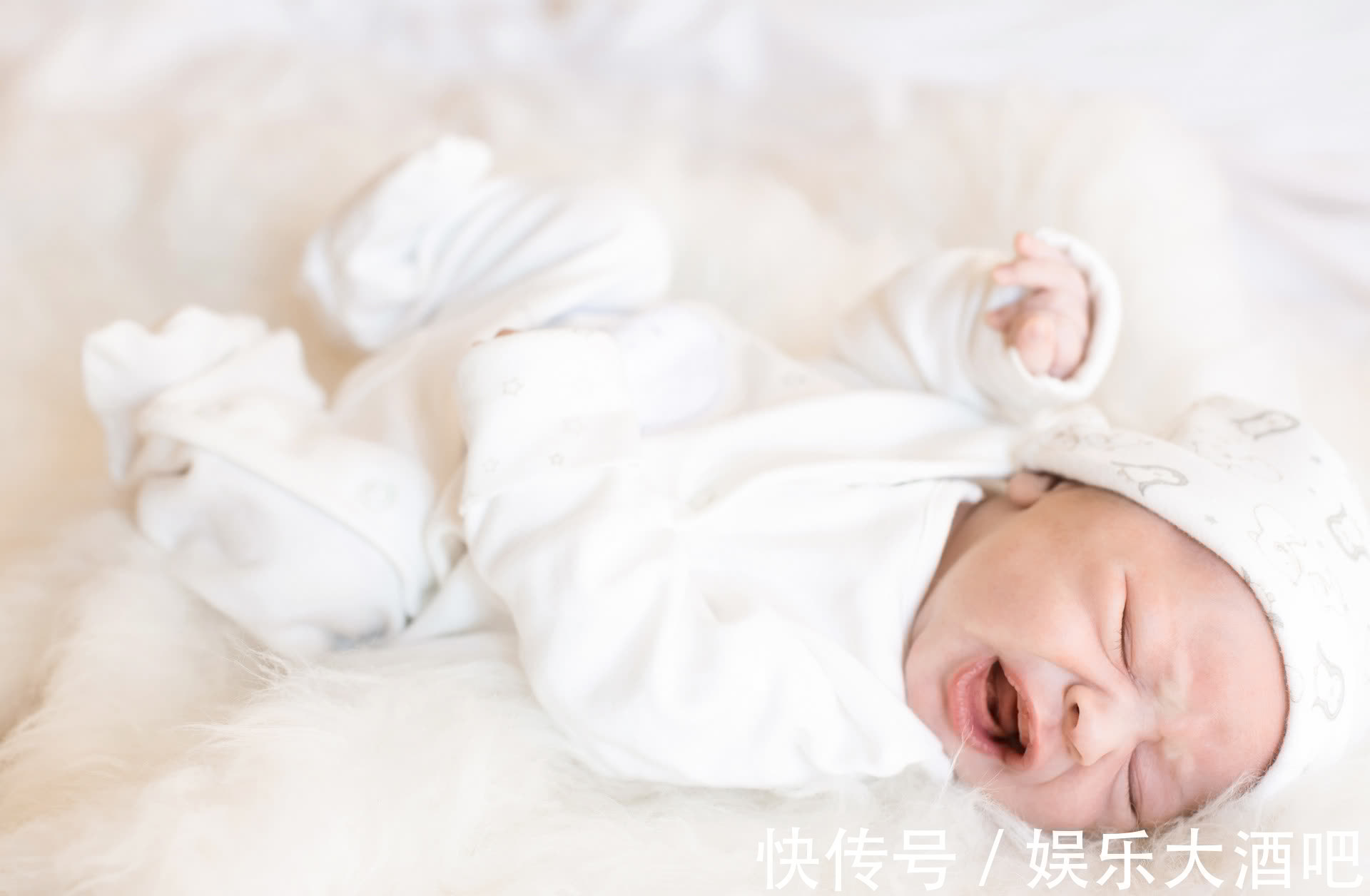 嘴巴|新生儿出生自带的4种现象,是孩子聪明的表现,家长别大惊小怪