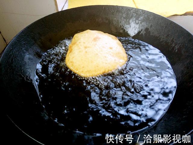 超快手的早餐油炸饼，开水一烫，空心鼓泡，外脆内软比油条还好吃
