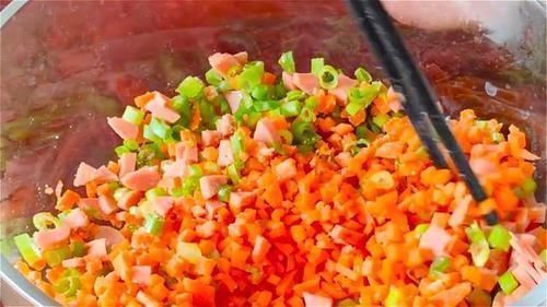 家里有面粉试试这样做,比馅饼简单,比包子好吃,我家一周做3次