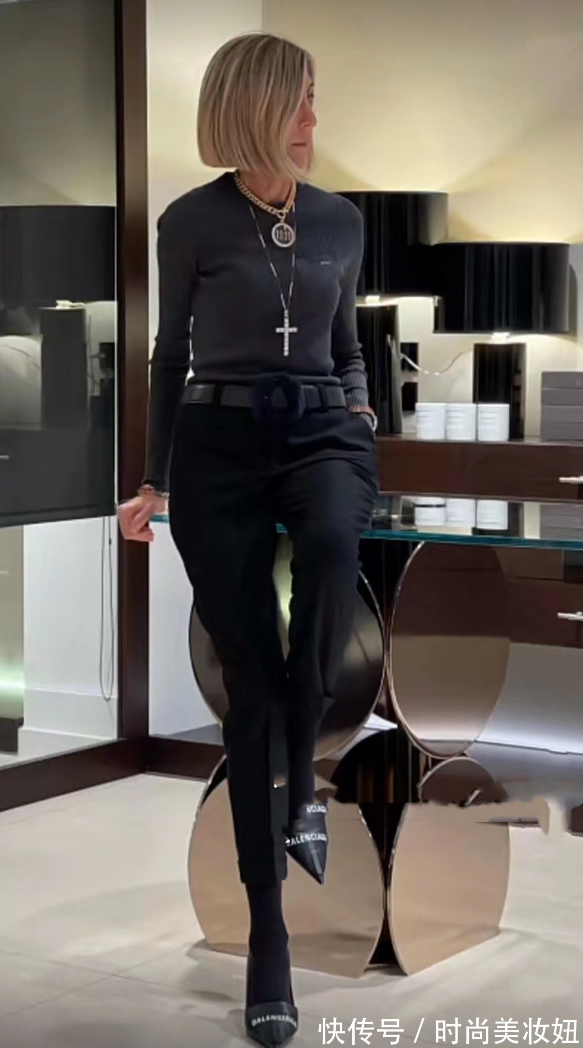 浅色系|女人无论多大年纪,穿衣都要精致高级,看50岁的她气质出众