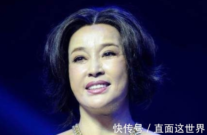 刘晓庆$刘晓庆开艺术馆,奖杯堆满柜巨幅自画像显眼,众人围观场面火