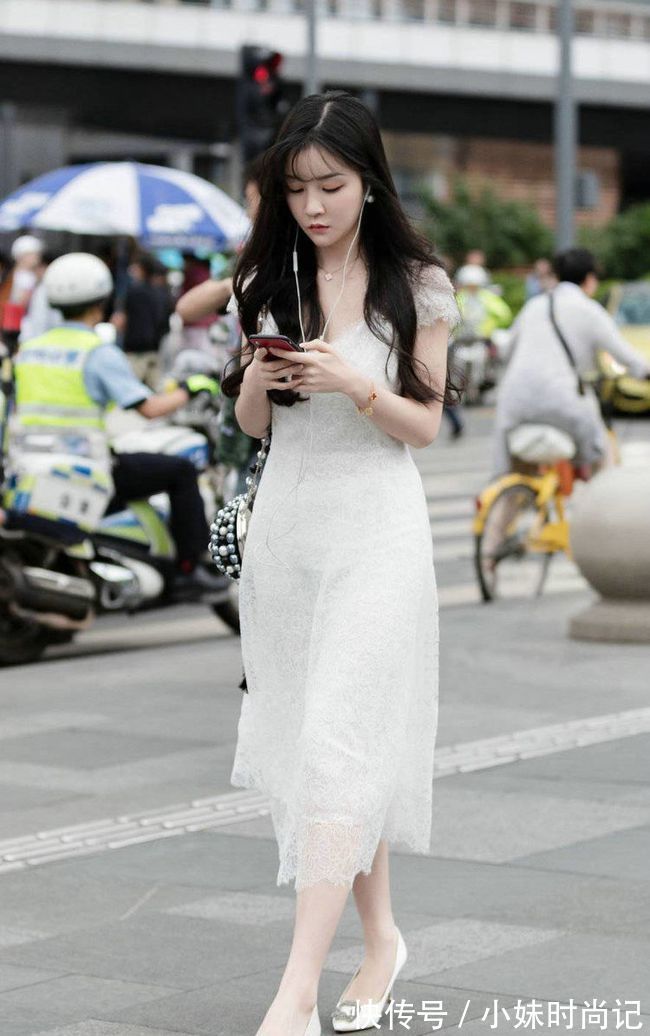 蕾丝|街拍美女:身材样貌出众的美女,白色连衣裙搭配白色高跟鞋