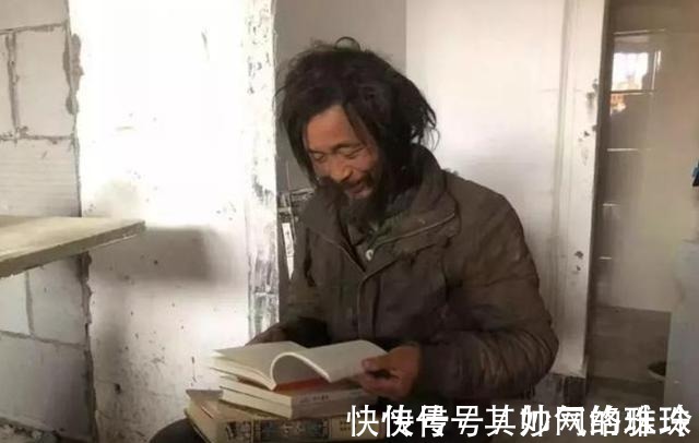 书法作品!流浪大师沈巍走红后,9字书法被炒到10万,书法大师:毫无章法
