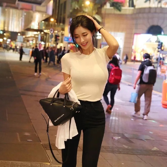 街拍:女生穿搭高跟鞋,优雅时尚又魅力