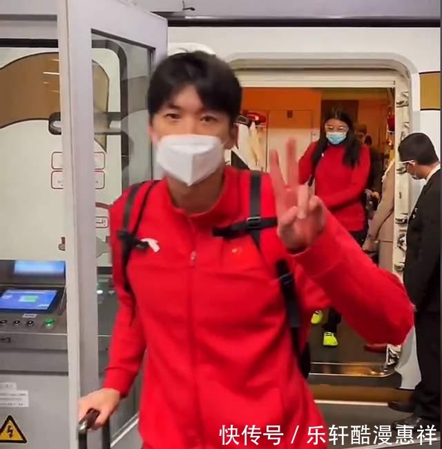 中国游泳队|全红婵平安回国!拎着大包小包给家人买礼物,仅拿铜牌也有大收获