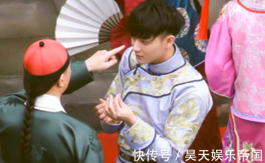 杨紫|《萌探》清宫装路透,杨紫紫薇造型娇俏可爱,杨迪容嬷嬷笑死我了