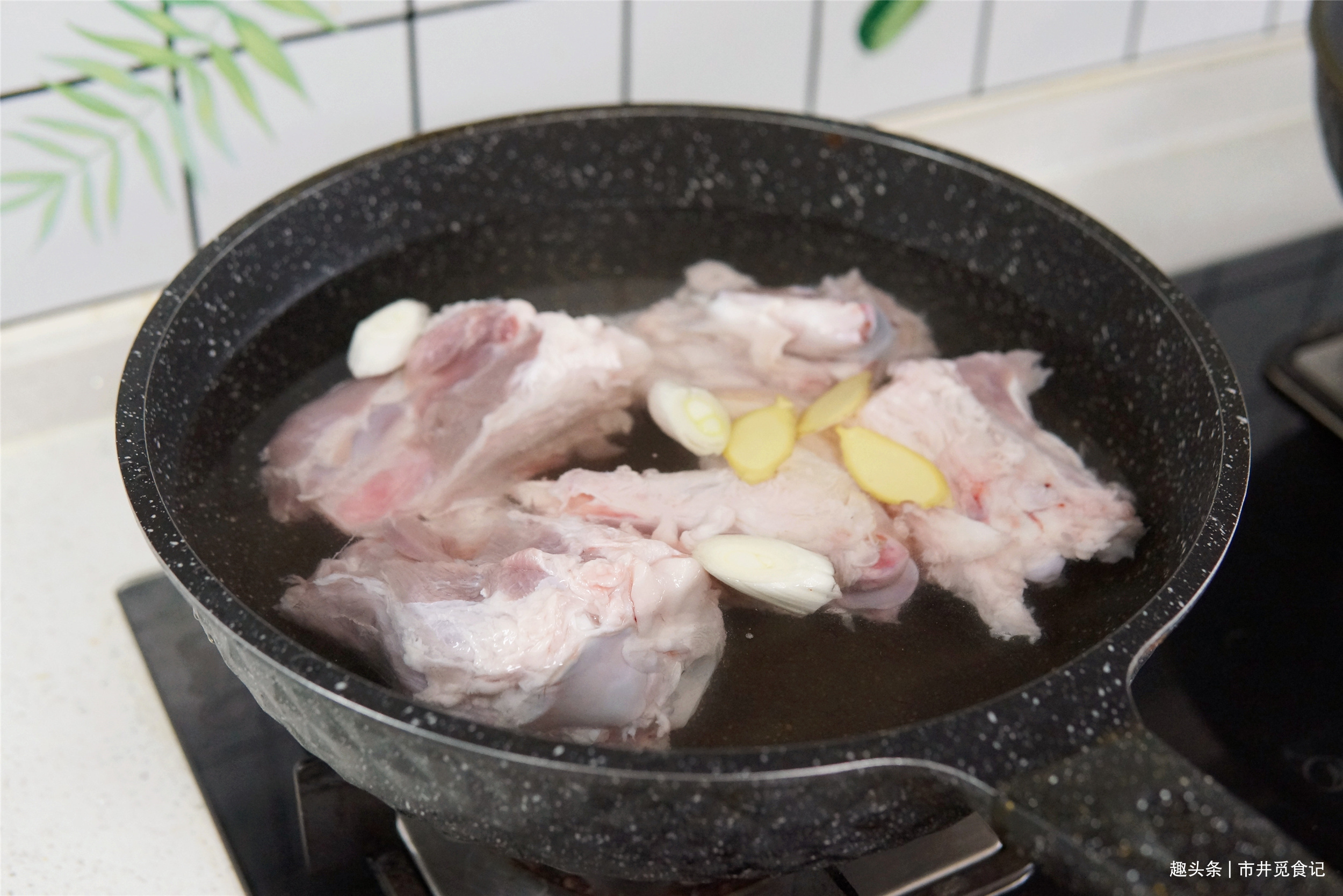 入秋贴秋膘，猪肉排骨靠边站，会吃大骨头才过瘾，花钱不多还解馋