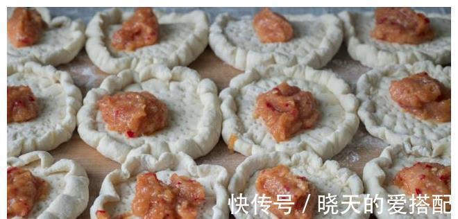好吃|面粉试试这样做一次，比包子油条好吃百倍，上层肉香底层焦脆