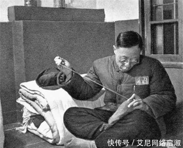 参观|老人参观故宫看到照片挂错，专家嘲笑他无知，老人回答那是俺爹