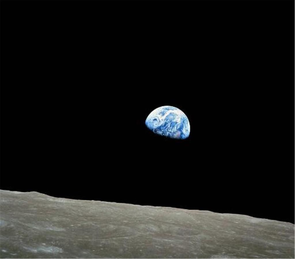 地球总重60万亿亿吨，却还能漂浮在太空中，为何不向下坠落？