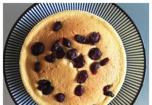 蔓越莓酸奶蛋糕|它入口即化,清凉舒服,买个鸡蛋就可以做,比买的还好吃!