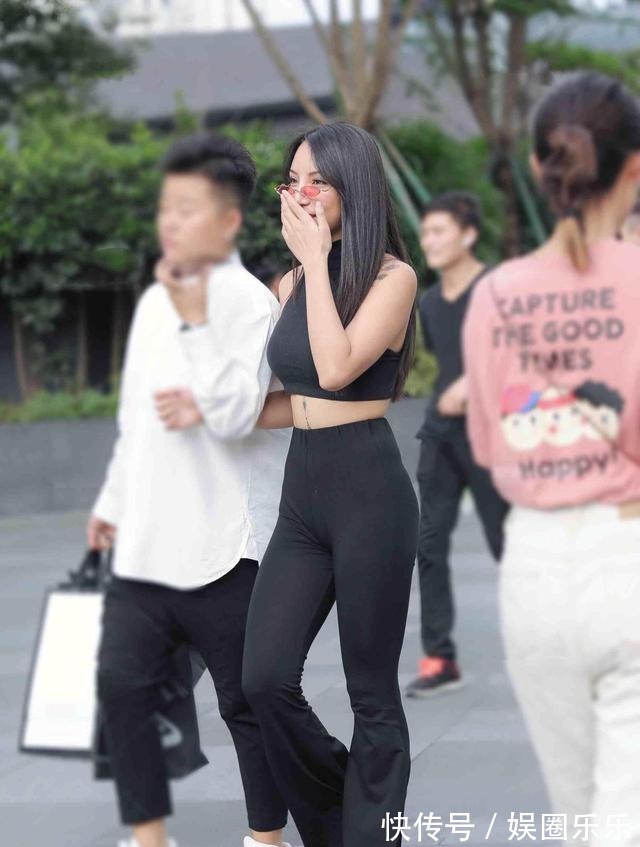 造型 打底裤既清新又美丽，才能造型美感进阶，真佩服她！