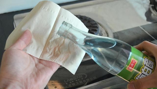 不管煤气灶有多脏,教你一招,不用一滴水,再脏的灶台一擦就干净