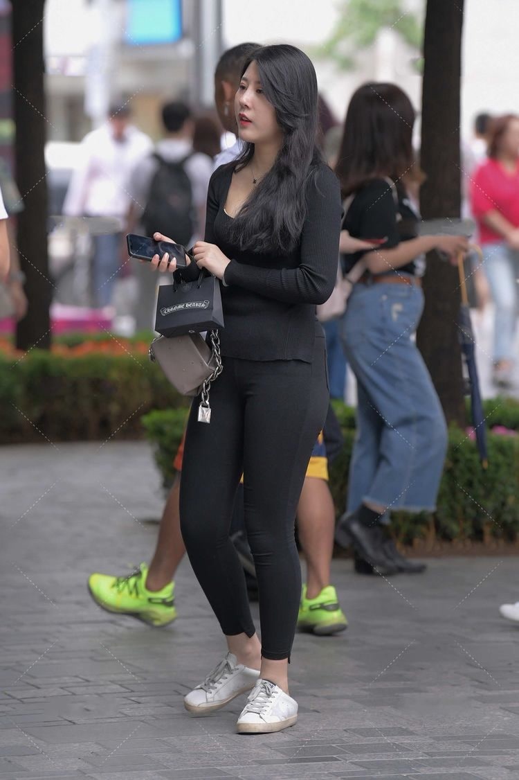 修身长裙 深灰色修身长裙,上身舒适,时尚大气