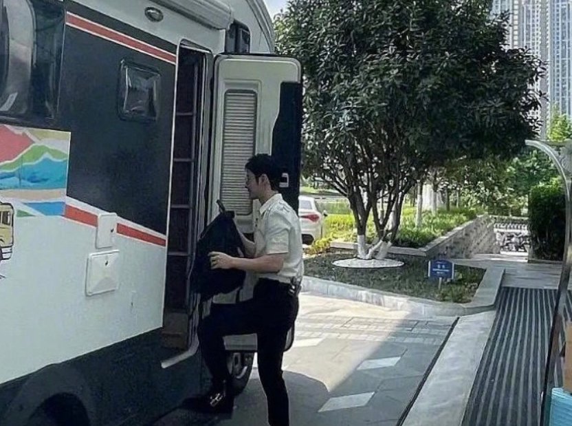 路透|《中餐厅5》路透生图，黄晓明身材比例很抢镜，真实身高一目了然
