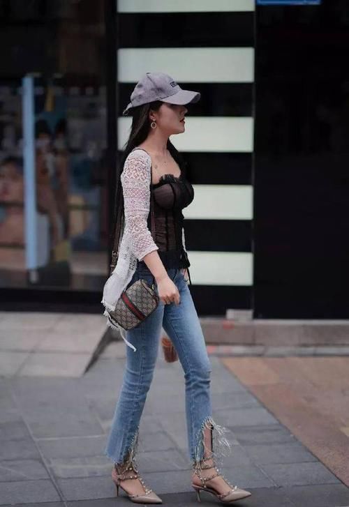 美女脚上穿一双黑色的尖头高跟鞋，她的搭配绝对是都市女性的模范