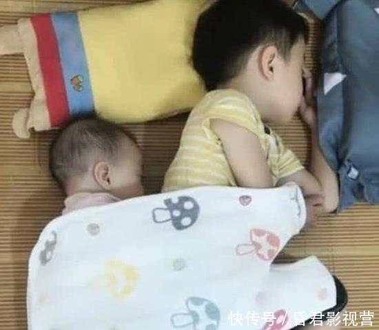 暖心|哥哥和妹妹在睡觉,妈妈掀开被子,看到的画面好暖心,二胎生对了